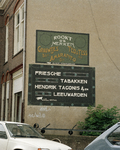 801048 Afbeelding van de gerestaureerde muurreclames op de zijgevel van het huis Oudwijkerveldstraat 12B te Utrecht.